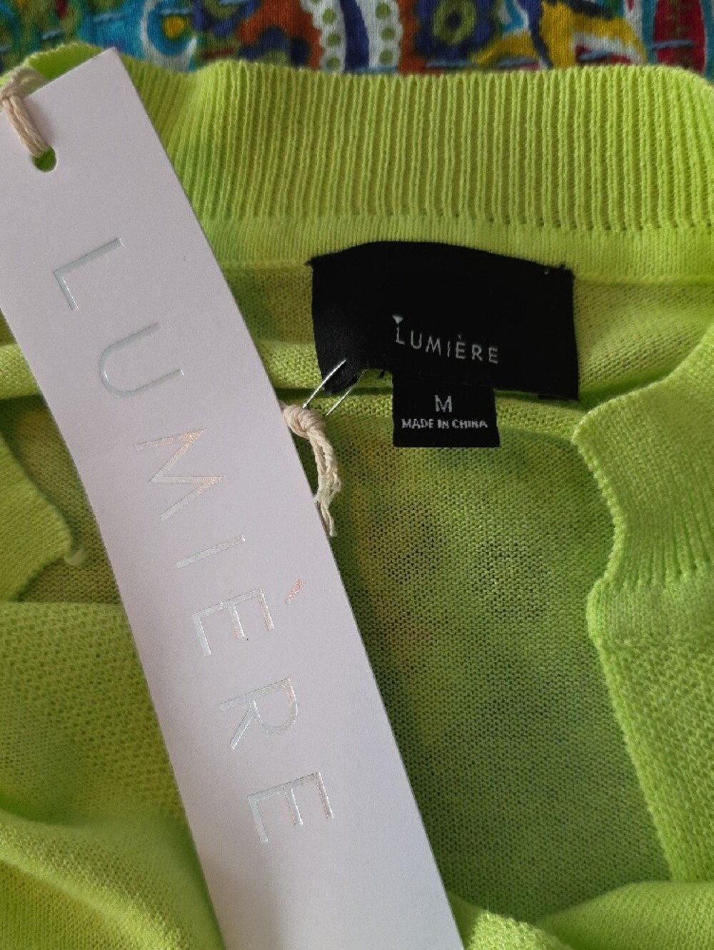 NWT Lumiere Oversized Medium Neon Lime Lightweight V-Neck Pullover Crop Top - Picture 3 of 6